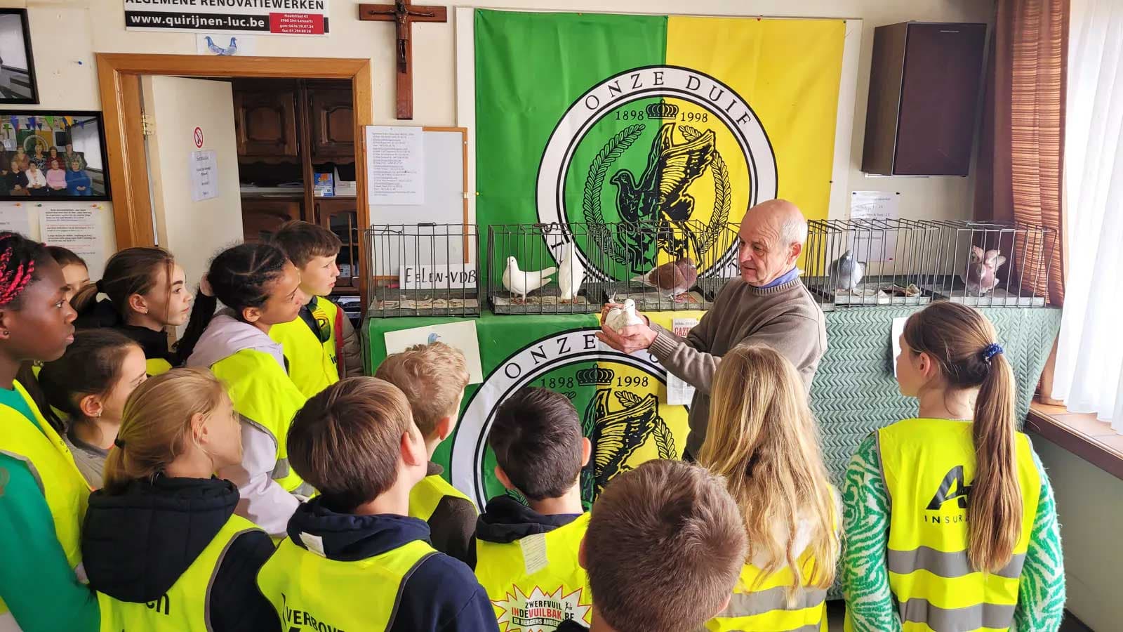 Leerlingen ontdekken duivensport in Sint-Lenaarts