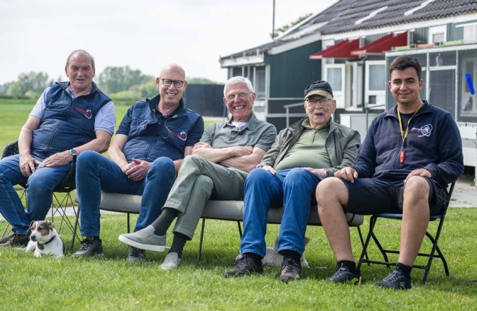 Kleinzoon "Geeloger" en "Murphy Law" wint 1e tegen 8.034 duiven