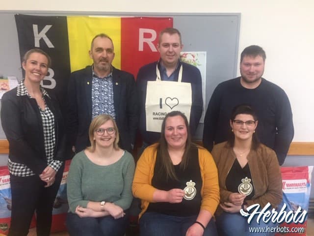 Talking to…谈话……